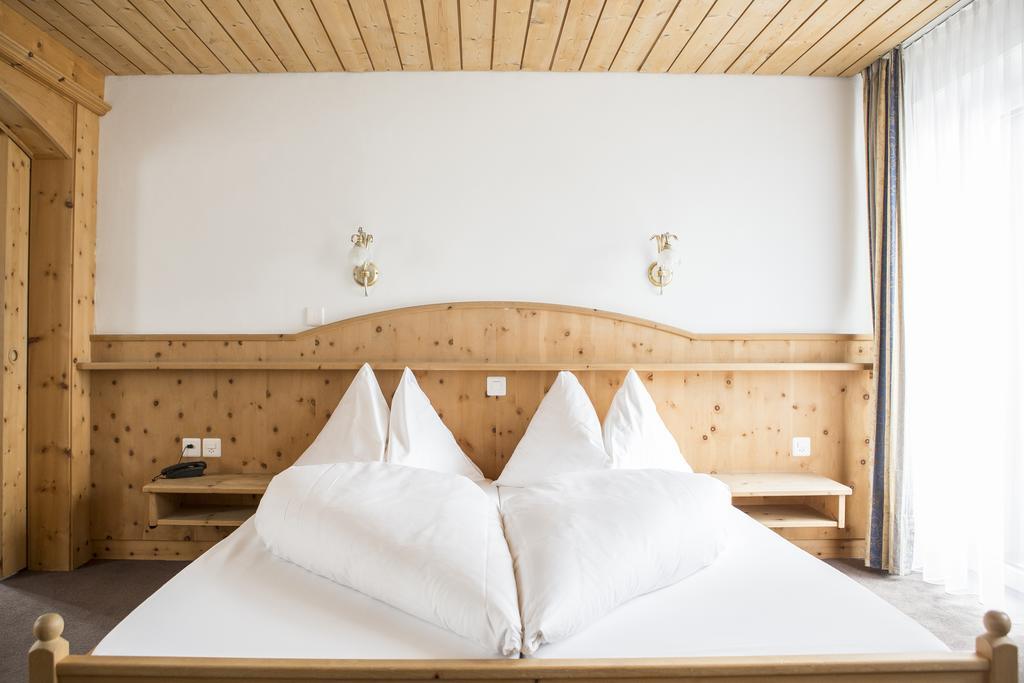 Hotel Filli Scuol Exteriör bild